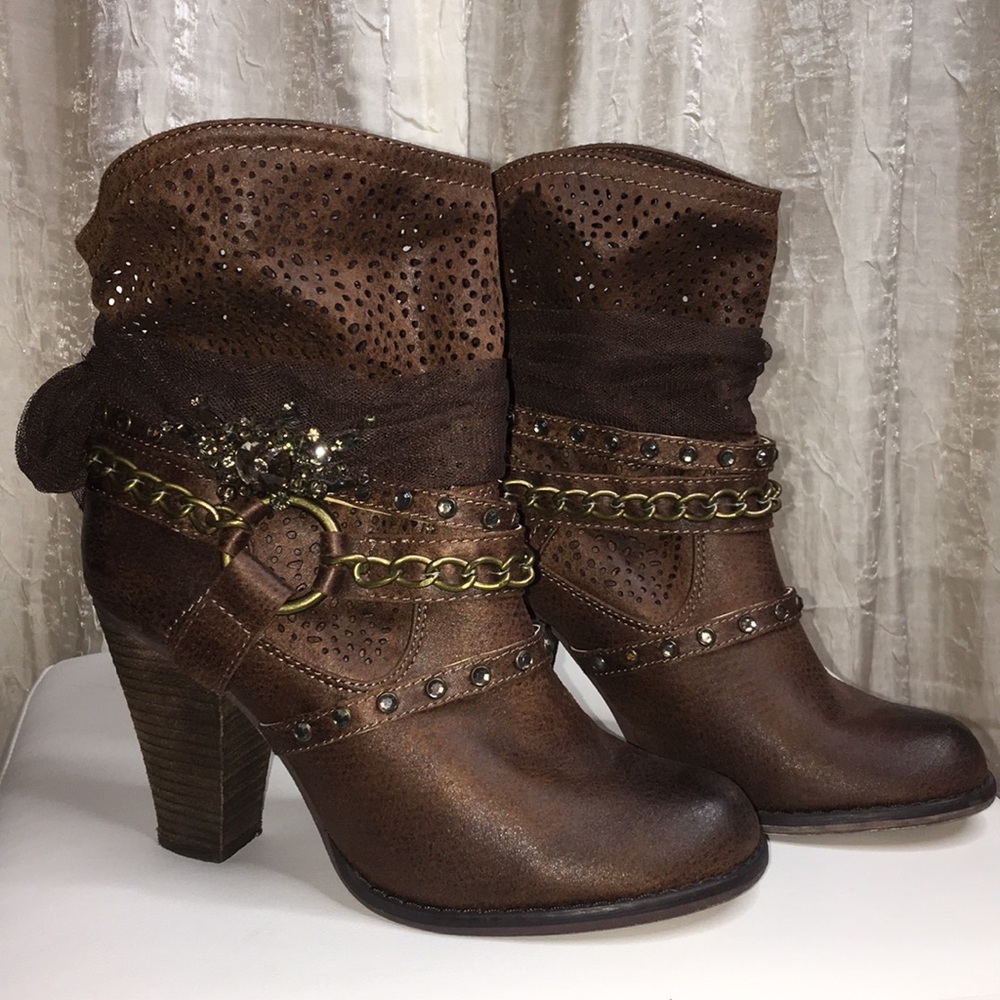 Cowgirl Boots. Western Style Brown Boots.